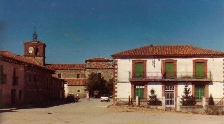 Ayuntamiento e Iglesia, desde la Plaza