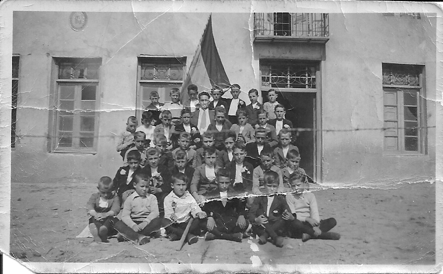 Don Restituto y Alumnos. 1924